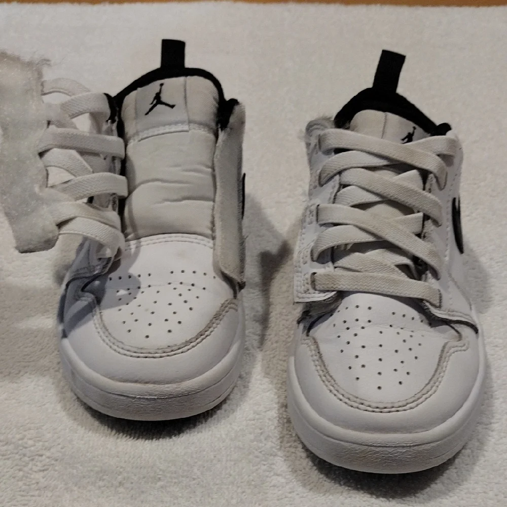 Jordan Kids Sneakers in White and Black - Picture 2 of 6